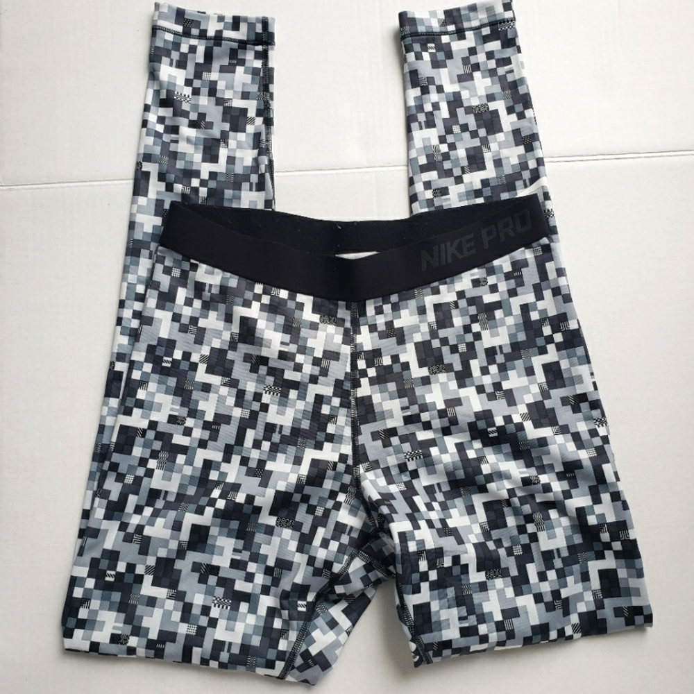 NIKE Pro Dri-fit Digital Camo Print Legging, Black/White/Grey. Size:Lg